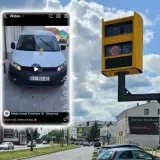 Chcesz wiedzieć, jak zapłacić mandat z fotoradaru? Na ekranie widać biały bus i żółty fotoradar.
