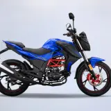 Niebieski motocykl JURAK 125, idealny na pierwsze prawo jazdy od 14 lat. Sportowy wygląd i czerwone detale.