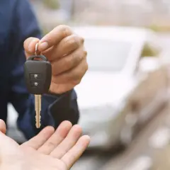 Przekazanie kluczyków do samochodu po wnd rejestracji. Nowy właściciel odbiera auto.