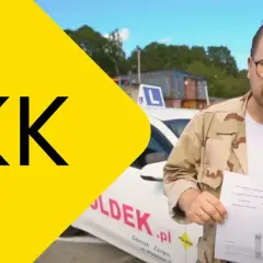 Mężczyzna w okularach trzyma dokument PKK, wyjaśniając jak wypełnić profil kierowcy. Obok biały samochód z literą L.