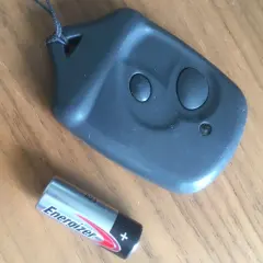 Czarny pilot samochodowy i bateria Energizer A23. Dowiedz się, gdzie wymienić baterię do pilota samochodowego.