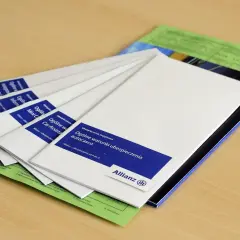Ubezpieczenie samochodu na wyjazd za granicę? Stos dokumentów od Allianz, w tym ogólne warunki ubezpieczenia autocasco, zapewni spokój w podróży.