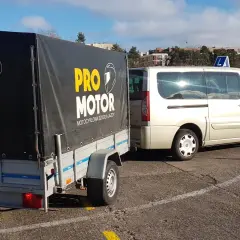 Przygotowania do egzaminu b+e w szkole jazdy Pro Motor. Przyczepa i auto czekają na placu manewrowym.