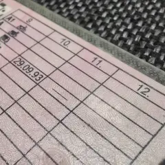 Zbliżenie na polskie prawo jazdy z datą 29.09.93. Zastanawiasz się, ile kosztuje prawo jazdy?