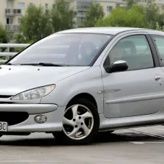 Srebrny Peugeot 206 1.4 HDi na parkingu.