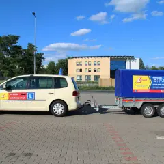 Samochód nauki jazdy z przyczepą, gotowy do egzaminu na prawo jazdy kategorii B+E. Kod 96 na przyczepie.