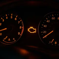 Pomarańczowa kontrolka check engine świeci się na desce rozdzielczej obok wskaźników obrotomierza i prędkościomierza.