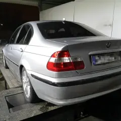 Srebrne BMW E46 320d na hamowni, widok z tyłu.