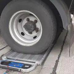 Koło ciężarówki na wadze. Przeładowanie samochodu grozi mandatem i uszkodzeniem pojazdu.