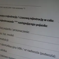 Wniosek o przerejestrowanie samochodu. Formularz zawiera pola do wpisania danych pojazdu: rodzaj, marka, rok produkcji, numer VIN i silnika.