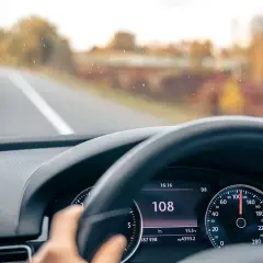 Prędkościomierz pokazuje 108 km/h. To przekroczenie prędkości o 20 km/h, jeśli limit wynosi 90 km/h.