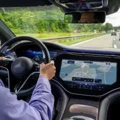 Wnętrze luksusowego samochodu, kierowca na autostradzie. Zastanawiasz się, jakie prawo jazdy na limuzyne? To auto z pewnością wymaga odpowiednich uprawnień.