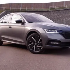 Szara Skoda Octavia stoi na drodze. Zastanawiasz się, jaka jest jej pojemność baku?