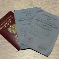 Polskie prawo jazdy międzynarodowe, wydane w Warszawie, obok paszportu.