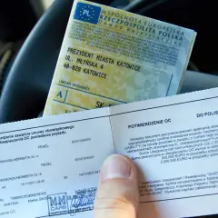Dowód rejestracyjny i potwierdzenie OC w samochodzie. Brak ważnego OC to wysokie kary, nawet 5000 zł.