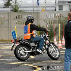 Nauka jazdy na motorze z literką "L" na kamizelce. Kto wie, może to początek drogi do zdobycia prawa jazdy AM za darmo?