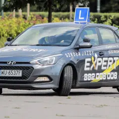 Samochód nauki jazdy z literą "L" na dachu. To znak, że kursant stara się o prawo jazdy na samochód, kategoria B.