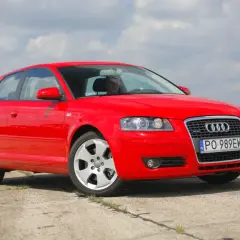 Czerwone Audi A3 8P 2.0 TDI na tle błękitnego nieba z chmurami.