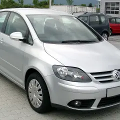 Srebrny Volkswagen Golf Plus zaparkowany na kostce brukowej.