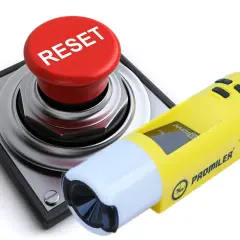 Alkomat Promiler i czerwony przycisk RESET. Jak działa alkomat? Po włączeniu i dmuchnięciu, urządzenie pokazuje wynik.