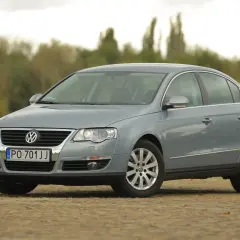 Szary Volkswagen Passat B6 1.9 TDI stoi na zewnątrz.