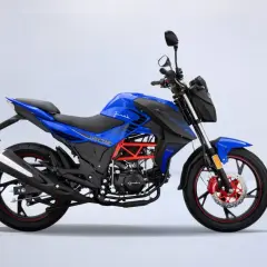 Niebieski motocykl JURAK 125, idealny na pierwsze prawo jazdy od 14 lat. Sportowy wygląd i czerwone detale.