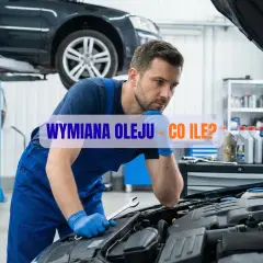 Mechanik w warsztacie zastanawia się, jak często wymieniać olej w samochodzie. Na półce widać butelki z olejem.