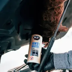 Rękawiczka z preparatem K2 Anti Marten pod maską samochodu. Dowiedz się, jak podłączyć odstraszacz kun w samochodzie, by chronić gumowe i plastikowe części.