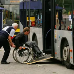 Pomoc w wejściu do autobusu na wózku inwalidzkim. Warto podziękować kierowcy busa za jego życzliwość.