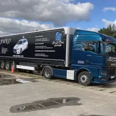 Ciężarówka PRAWKO z reklamą kursów na prawo jazdy kat. C. Sprawdź, ile kosztuje prawo jazdy kat c i zacznij karierę kierowcy!