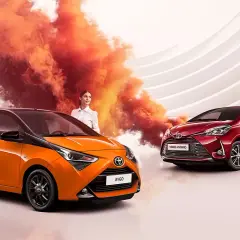Pomarańczowy Aygo i czerwony Yaris Hybrid. Jaki samochód dla kobiety? Oba stylowe i miejskie.