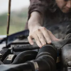 Dym wydobywa się z silnika, a mechanik sprawdza jego objawy.