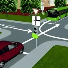 Motocyklista i czerwony samochód zbliżają się do skrzyżowania. Zielony autobus jedzie prosto. Kto ma pierwszeństwo?