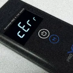 Cyfrowy alkomat PRO X5+ z wyświetlaczem "Err" sugeruje potrzebę resetu.