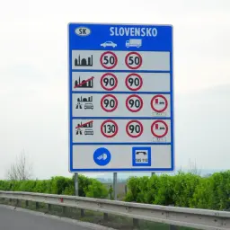 Znak drogowy na Słowacji informuje o limitach prędkości dla samochodów i ciężarówek. Dowiedz się, ile kosztuje winieta na Słowacji, planując podróż.