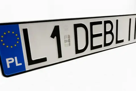 Tablica rejestracyjna L1 DEBLIN z symbolem UE i PL.