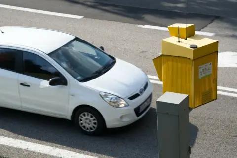 Biały samochód mija żółty fotoradar. Zastanawiasz się, po jakim czasie przychodzi mandat z fotoradaru?