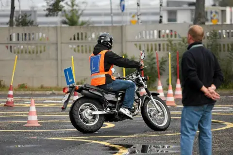 Nauka jazdy na motorze z literką "L" na kamizelce. Kto wie, może to początek drogi do zdobycia prawa jazdy AM za darmo?