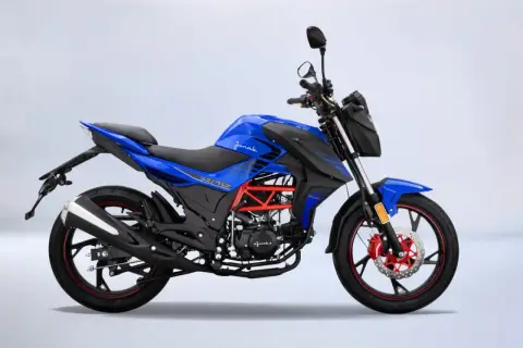 Niebieski motocykl JURAK 125, idealny na pierwsze prawo jazdy od 14 lat. Sportowy wygląd i czerwone detale.