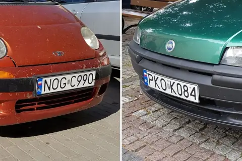 Dwa samochody, czerwony i zielony, z polskimi tablicami rejestracyjnymi. Na czerwonym NOG C990, na zielonym PKO K084.