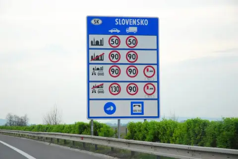 Znak drogowy na Słowacji informuje o limitach prędkości dla samochodów i ciężarówek. Dowiedz się, ile kosztuje winieta na Słowacji, planując podróż.