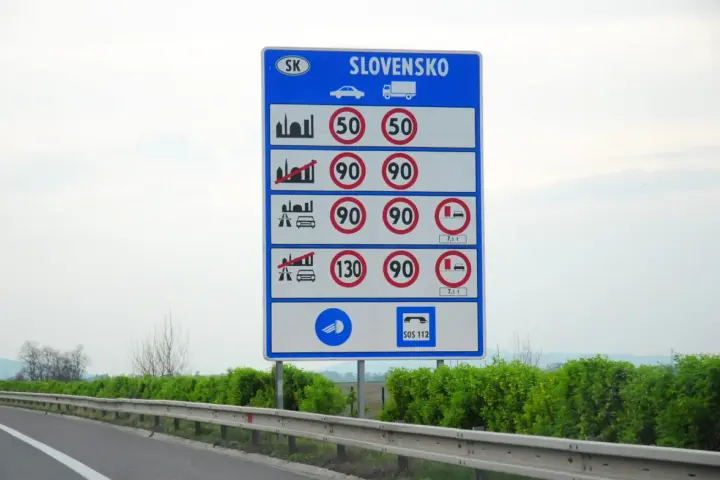 Znak drogowy na Słowacji informuje o limitach prędkości dla samochodów i ciężarówek. Dowiedz się, ile kosztuje winieta na Słowacji, planując podróż.