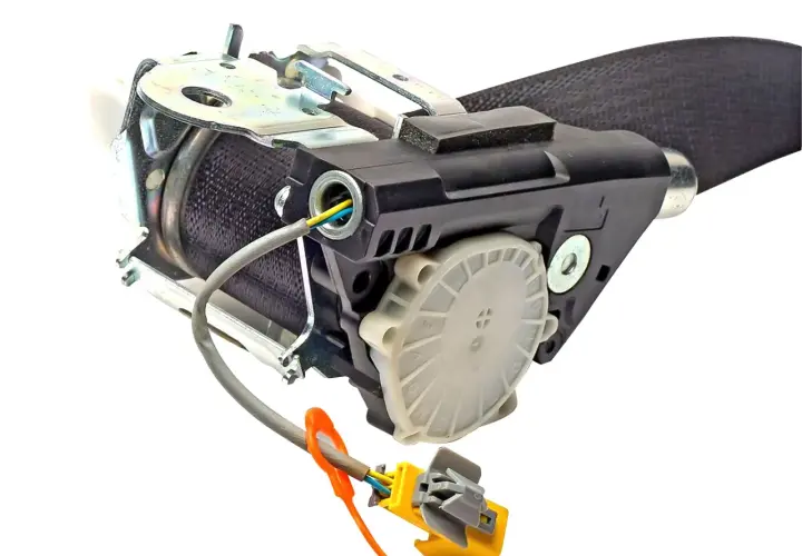 Napinacz pasa bezpieczeństwa z mechanizmem blokującym i złączem elektrycznym. Dowiedz się, jak naprawić napinacz pasa bezpieczeństwa, aby zapewnić bezpieczeństwo w podróży.