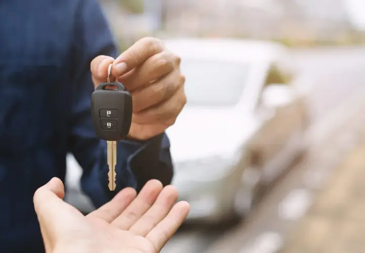 Przekazanie kluczyków do samochodu po wnd rejestracji. Nowy właściciel odbiera auto.