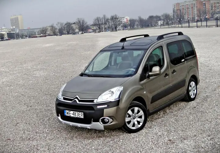 Brązowy Citroen Berlingo 1.6 HDI na tle miejskiego krajobrazu.