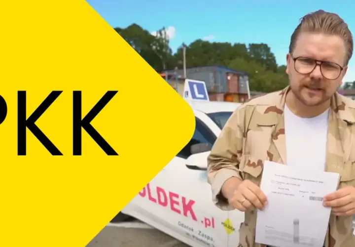 Mężczyzna w okularach trzyma dokument PKK, wyjaśniając jak wypełnić profil kierowcy. Obok biały samochód z literą L.