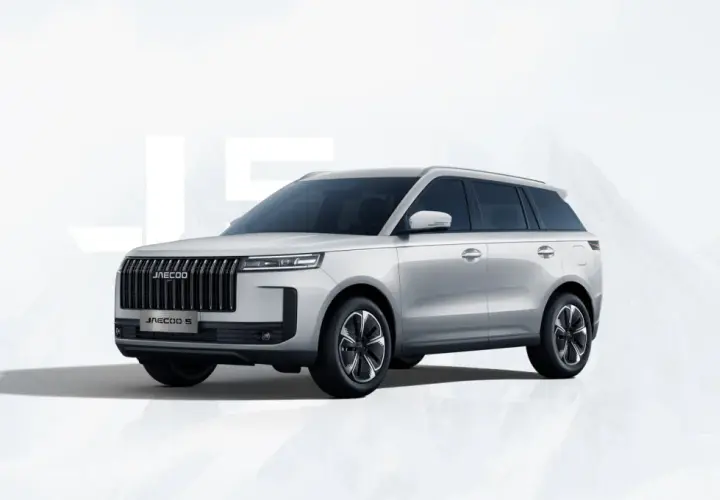 Srebrny Jaecoo 5, SUV o imponujących wymiarach, prezentuje się na tle gór.