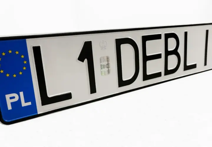 Tablica rejestracyjna L1 DEBLIN z symbolem UE i PL.