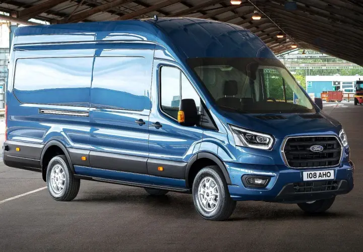 Niebieski Ford Transit zaparkowany pod zadaszeniem, widok z przodu i z boku.