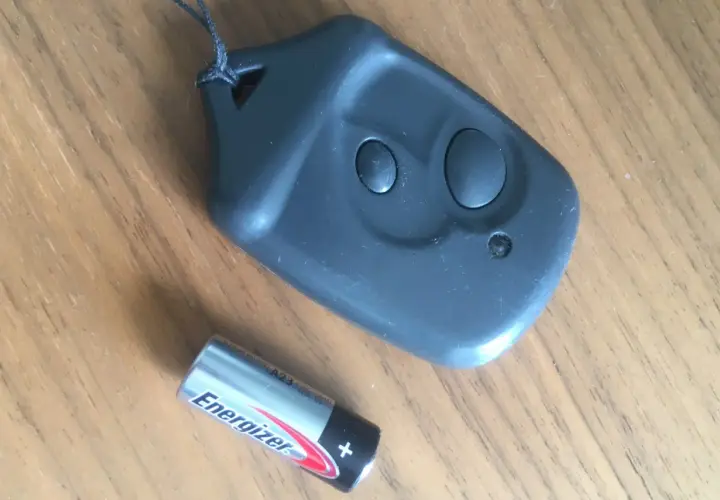 Czarny pilot samochodowy i bateria Energizer A23. Dowiedz się, gdzie wymienić baterię do pilota samochodowego.